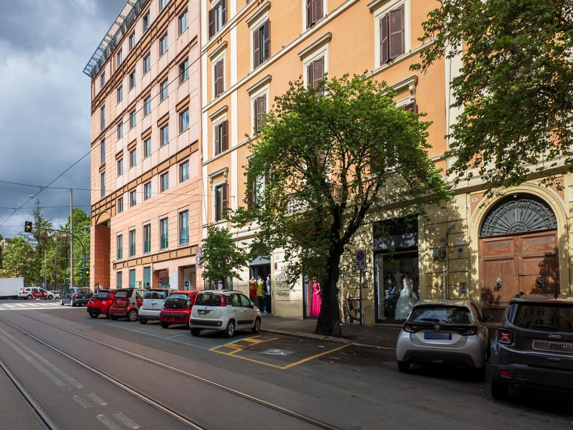 The Best Rent - Spacious One-Bedroom Apartment Near Colosseum Řím Exteriér fotografie